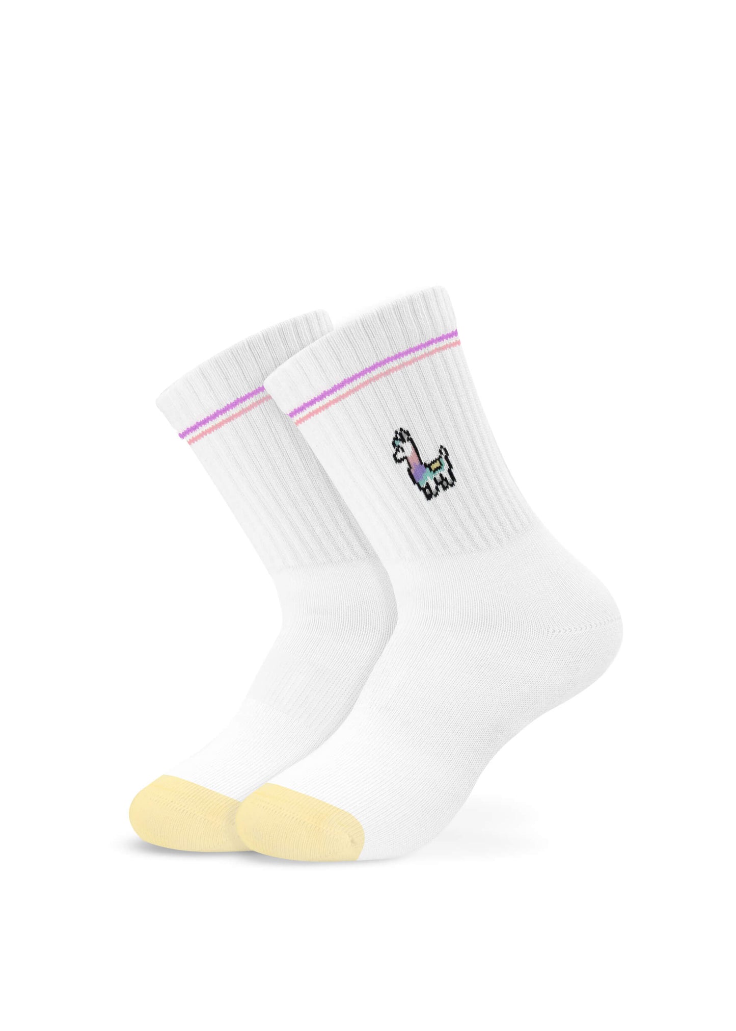 Ein Paar weiße Socken mit einem rosafarbenen Streifen am oberen Ende, einer kleinen schwarz-weißen Lama-Grafik und einem hellgelben Bereich an den Zehen.