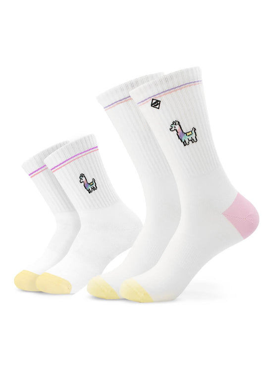 Zwei Paar weiße J.Clay Socken, eines in Erwachsenen- und eines in Kindergröße, mit pastellfarbenen Lama-Motiven, rosa/gelben Zehen und rosa Akzenten - perfekt für einen niedlichen Socken-Style im Partner-Look!.