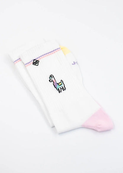 Die J.Clay Lama Tennissocken sind weiße Socken mit pastellfarbenen Akzenten, einem kleinen gestickten Lama und einem geometrischen Symbol in der Nähe des Oberteils, sowie hellrosa und gelb an den Zehen und Fersen - diese witzigen Socken sind eine charmante Ergänzung für Ihr Outfit.