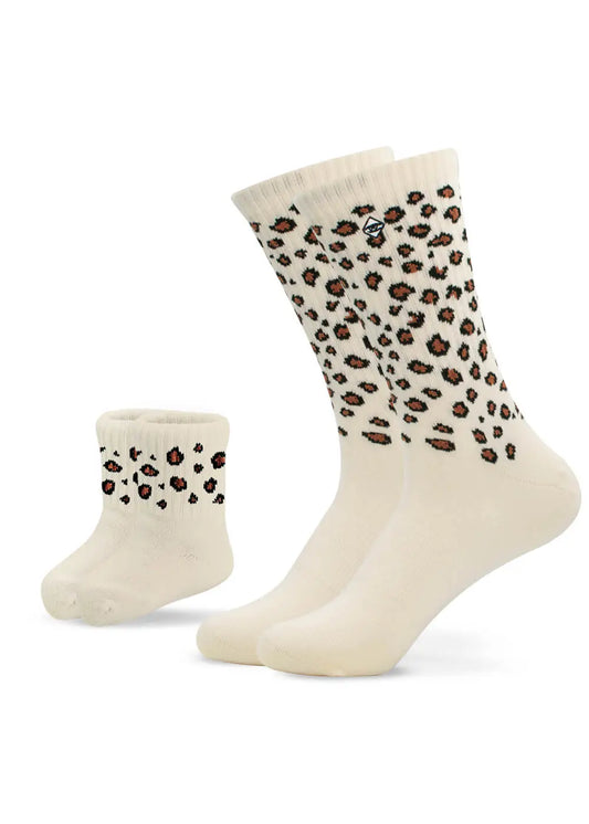 Zwei Paar cremefarbene Mini Me Socken von J.Clay mit braunem und schwarzem Leopardenmuster - ein Paar für Erwachsene, ein Paar für Kleinkinder - für den passenden Partnerlook, abgebildet auf weißem Hintergrund.