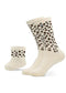 Zwei Paar cremefarbene Mini Me Socken von J.Clay mit braunem und schwarzem Leopardenmuster - ein Paar für Erwachsene, ein Paar für Kleinkinder - für den passenden Partnerlook, abgebildet auf weißem Hintergrund.