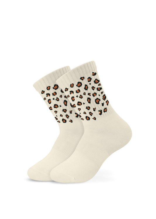 Ein Paar cremefarbene J.Clay-Kindersocken (ab 5 Jahren) mit braunem, schwarzem und orangefarbenem Leopardenmuster im oberen Bereich auf weißem Hintergrund.