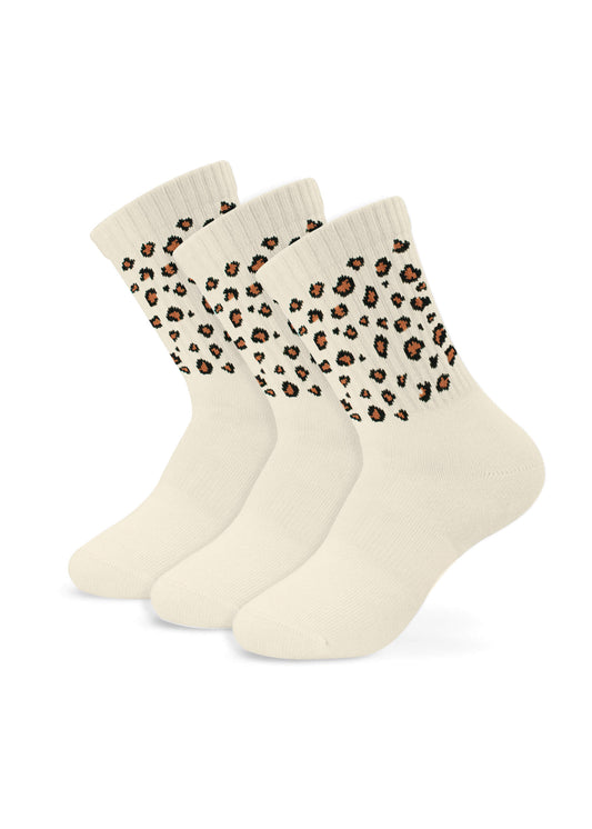 Drei cremefarbene J.Clay Kindersocken für Kinder ab 5 Jahren mit einem Leopardenmuster auf der Oberseite sind in einer Reihe vor einem weißen Hintergrund angeordnet.