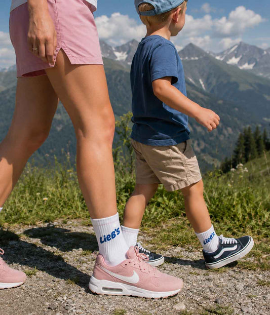 Ein Erwachsener und ein Kind auf einem Bergpfad, die Socken aus dem „Fam Pack“ von J.Clay Lieb tragen – ein tolles Geschenkset.