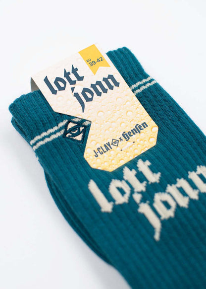 „Lott Jonn 2.0“-Socken in der Farbe Teal von J.Clay, mit Anspielung auf die Hensen Brauerei, EU-Größe 39–42 oben.