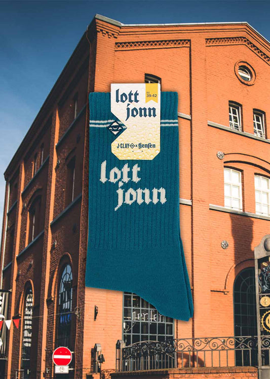 „Lott Jonn 2.0“-Socken von J.Clay in der Verpackung, ausgestellt bei der Hensen Brauerei in Mönchengladbach.