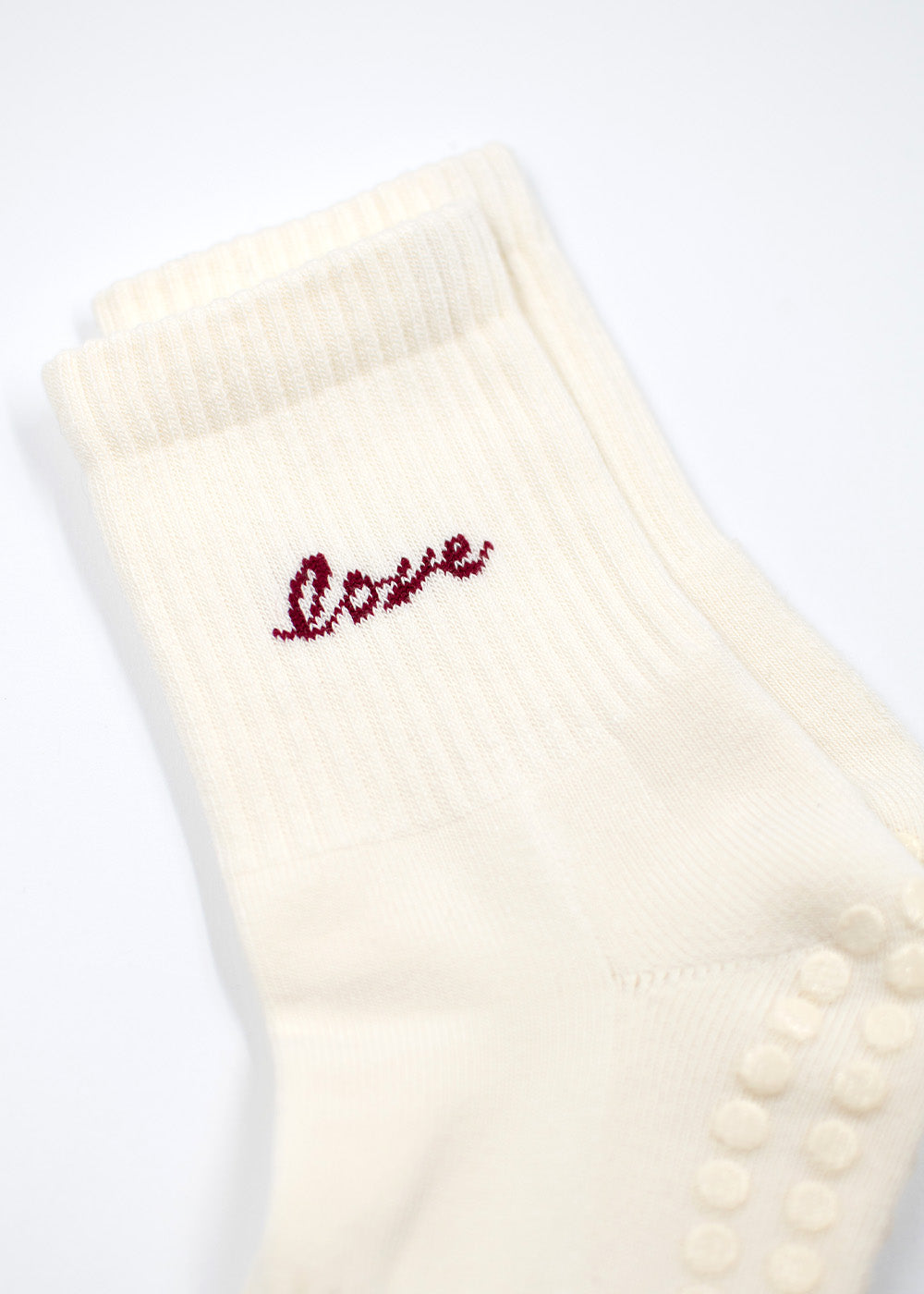 J.Clay Love Grip cremefarbene Socken mit rot gesticktem "love" am Bündchen.