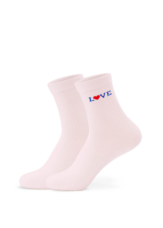 Ein Paar J.Clay Damen Socken in hellrosa geripptem Stoff mit "Blossom Love" in blauen Buchstaben auf dem Knöchel - ersetzt durch ein rotes Herz. Diese Rosa Socken verleihen jedem Look einen süßen Touch. - Halbhohe Socken für Frauen