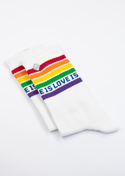 J.Clay Liebe ist Liebe: Weiße Socken mit Regenbogen-Streifen und LOVE IS LOVE-Schriftzug.