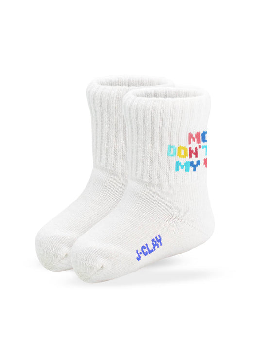 Ein Paar weiße, gerippte Socken von J.Clay mit buntem Text an den Seiten und dem lila Aufdruck "J.Clay" in der Nähe der Zehen, die aufrecht nebeneinander auf weißem Hintergrund abgebildet sind. - Produkte