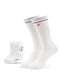 Zwei Paar weiße J.Clay-Socken - ein Paar für Erwachsene ("Mama Kind Socken") und ein Paar für Kleinkinder - für einen lustigen Partner-Look! Beide haben einen bunten Text, ein rotes, quadratisches Logo und das Paar für Erwachsene hat gerippte Bündchen mit lila Abschlüssen.