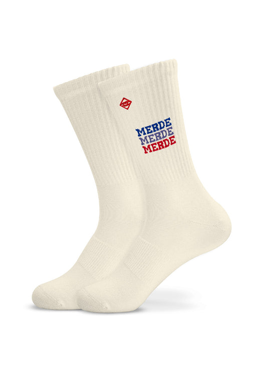 Weiße Merde Merde Tennissocken von J.Clay mit blau-rotem MERDE-Schriftzug.