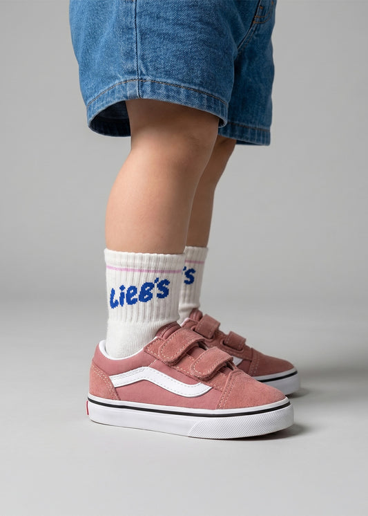 Kleinkind in Jeansshorts, rosa Turnschuhen und „Mini weiche Baumwolle Babysocken“ von J.Clay Lieb.