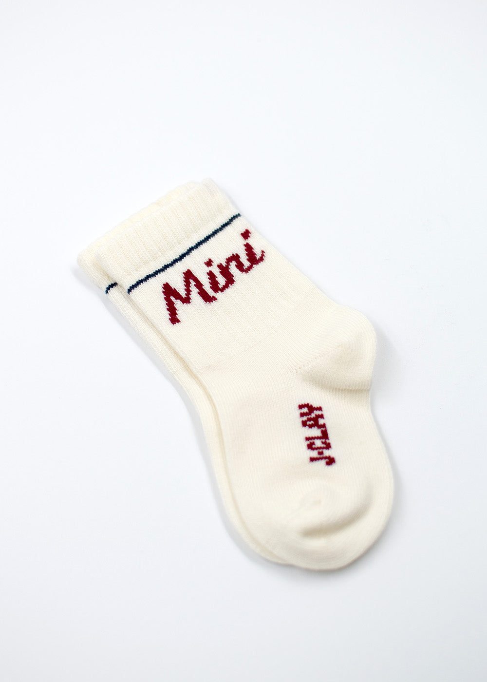 Weiße Babysocke von J.Clay mit rotem Schriftzug "Mini" und einem blauen Streifen am oberen Rand.