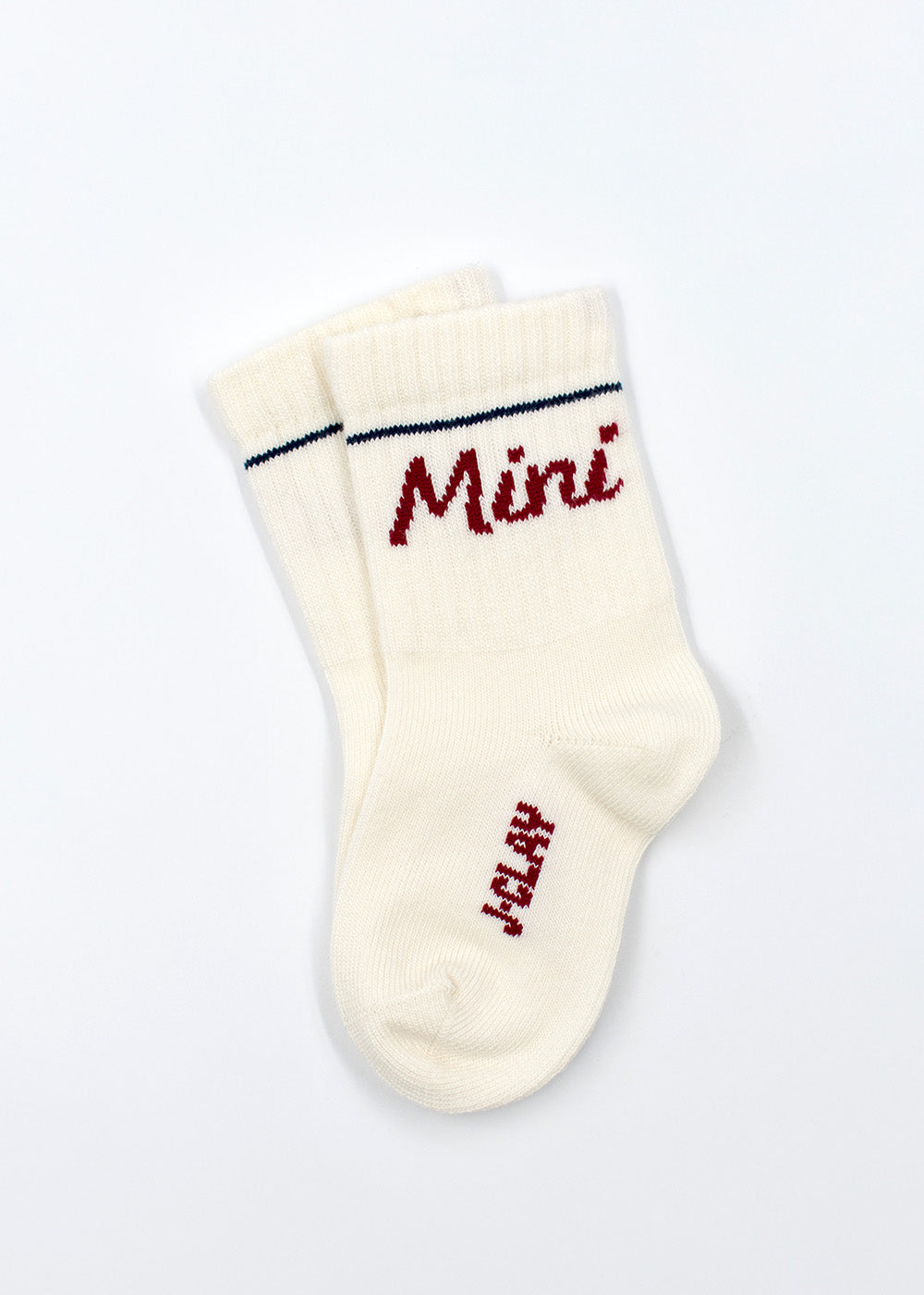 Mini Dad - Fam Pack von J.Clay: weiße Socken mit dem Schriftzug "Mini" in Rot und einem blauen Streifen am oberen Ende.