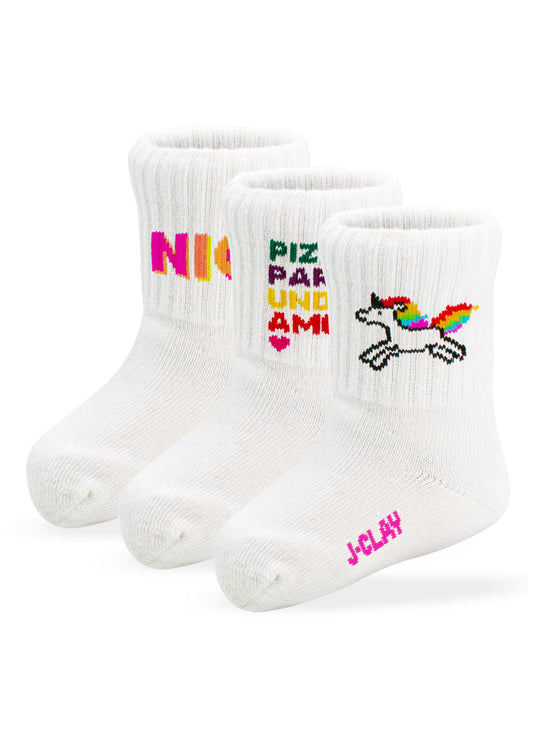 Drei Paar weiße J.Clay Kinder Socken (0-4 Jahre) mit bunten Motiven: eines mit "NIKI", eines mit "PIZZA PARTY UNICORN & MAGIC" und eines mit einem Einhorn mit Regenbogenmähne und "JCLAY".