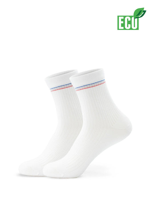 Ein Paar mittelhohe J.Clay Damensocken aus weißer Bio-Baumwolle mit dünnen roten und blauen Streifen am Bund steht aufrecht. Das ECO-Label mit grünem Blatt oben rechts kennzeichnet das nachhaltige Material.