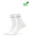 Ein Paar mittelhohe J.Clay Damensocken aus weißer Bio-Baumwolle mit dünnen roten und blauen Streifen am Bund steht aufrecht. Das ECO-Label mit grünem Blatt oben rechts kennzeichnet das nachhaltige Material.