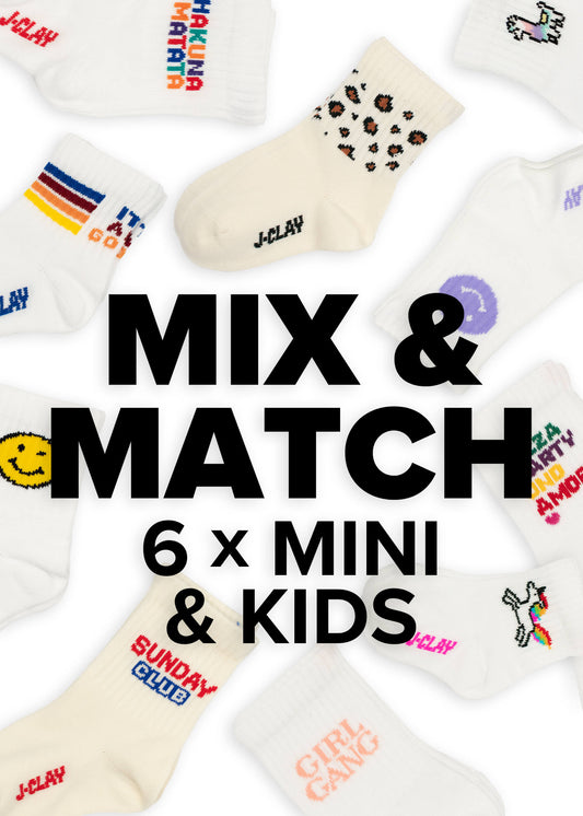 Ein Kreis aus bunten J.Clay Kinder Socken (0-4 Jahre) umgibt den fetten Text "MIX & MATCH 6 × MINI & KIDS". Die Socken zeigen Tier-, Regenbogen-, Emoji- und verspielte Textmotive.