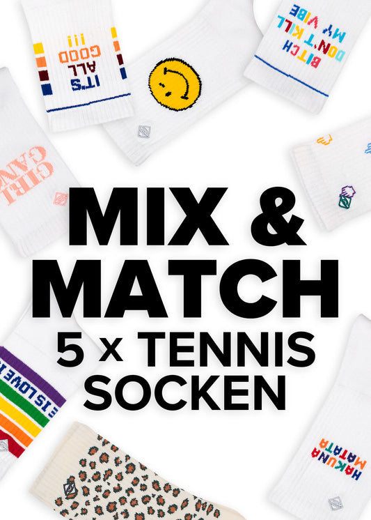 Acht bunte und einzigartig gemusterte J.Clay Tennissocken, die um den fetten schwarzen Text MIX & MATCH 5 x TENNIS SOCKEN auf weißem Hintergrund angeordnet sind.