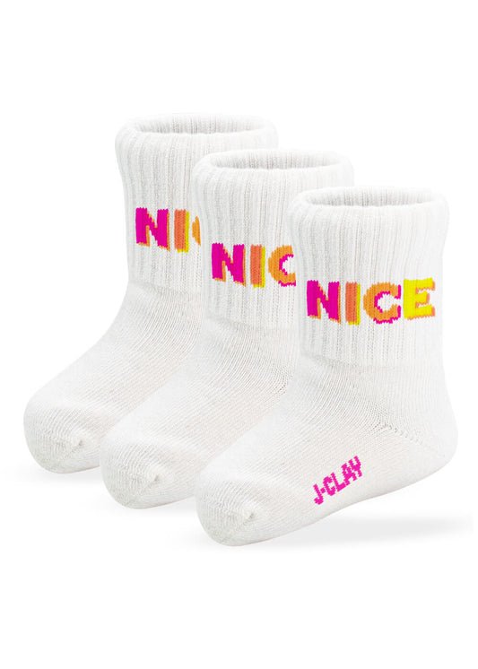 Drei Paar weiße, gerippte J.Clay Baby Socken mit dem Schriftzug "NICE" in einem kräftigen rosa-gelben Farbverlauf auf dem Bündchen und J.Clay in rosa auf den Zehen - lustige Kinder Socken 0-4 Jahre für einen verspielten Touch an kleinen Füßen.