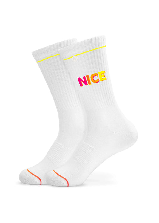 Ein Paar weiße J.Clay Tennissocken mit gelber Zierleiste oben und "NICE" in fetten rosa und gelben Buchstaben an den Seiten sowie einem orangefarbenen Akzent, der den Zehenbereich hervorhebt.