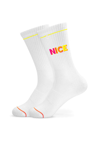 Ein Paar weiße J.Clay Tennissocken mit gelber Zierleiste oben und "NICE" in fetten rosa und gelben Buchstaben an den Seiten sowie einem orangefarbenen Akzent, der den Zehenbereich hervorhebt.