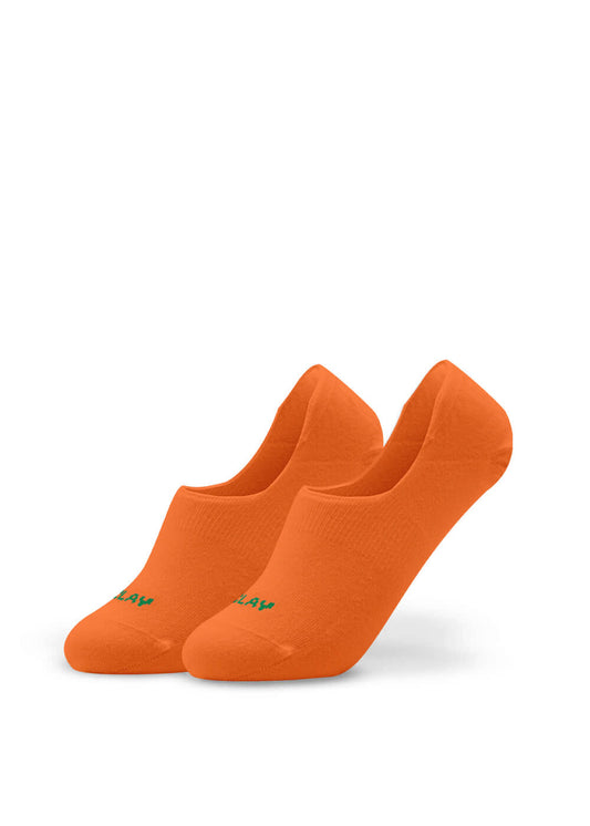 Ein Paar leuchtend orangefarbene J.Clay unsichtbare Füßlinge mit tiefem Ausschnitt auf weißem Hintergrund. Ein dezenter grüner Text erscheint auf dem Zehenbereich dieser rutschfesten Füßlinge.