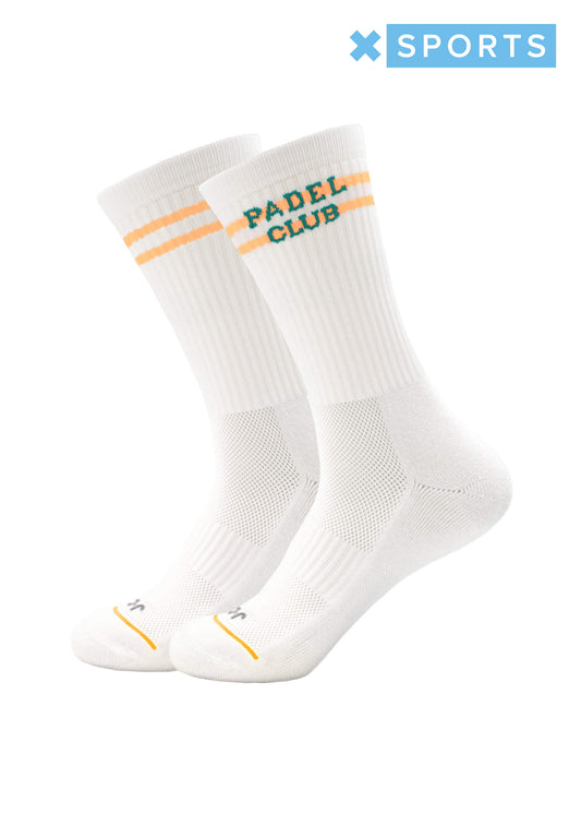 Weiße Sportsocken von J.Clay mit gelben Streifen und "PADEL CLUB" in Grün auf dem Bündchen, ideal für Padel-Tennis. Mit Mesh-Belüftung, einem gelben Zehenstreifen für Komfort und dem X SPORTS-Logo in der rechten oberen Ecke.