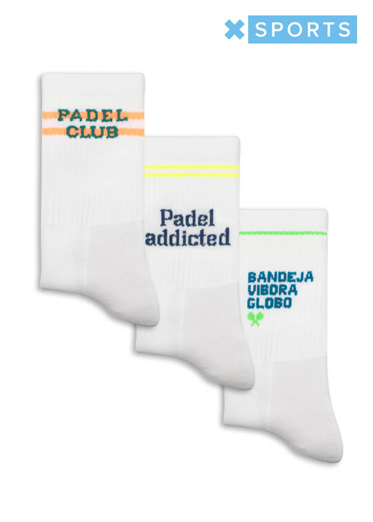 Drei Paar weiße J.Clay Padel Tennis Socken mit farbigen Streifen und Text: "Padel Club" (orange), "Padel süchtig" (gelb), und "Bandeja Vibora Globo" (grün). Blaues SPORTS-Logo in der oberen rechten Ecke.
