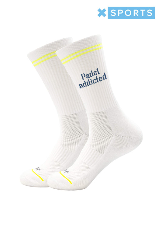 Ein Paar weiße J.Clay Sportsocken mit gelben Streifen und "Padel addicted" in Blau - ideal für Padel-Tennis-Fans. Der Hintergrund ist weiß mit einem blauen X SPORTS Logo in der oberen rechten Ecke.