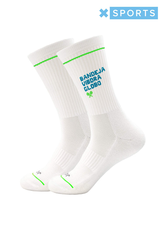 Abgebildet sind zwei weiße J.Clay-Socken mit grünen Akzenten und blauem "BANDEJA UNDERA GLOBO"-Schriftzug, ideal für Padel-Tennis-Fans. Das X SPORTS-Logo in Blau und Weiß ist in der oberen rechten Ecke abgebildet.