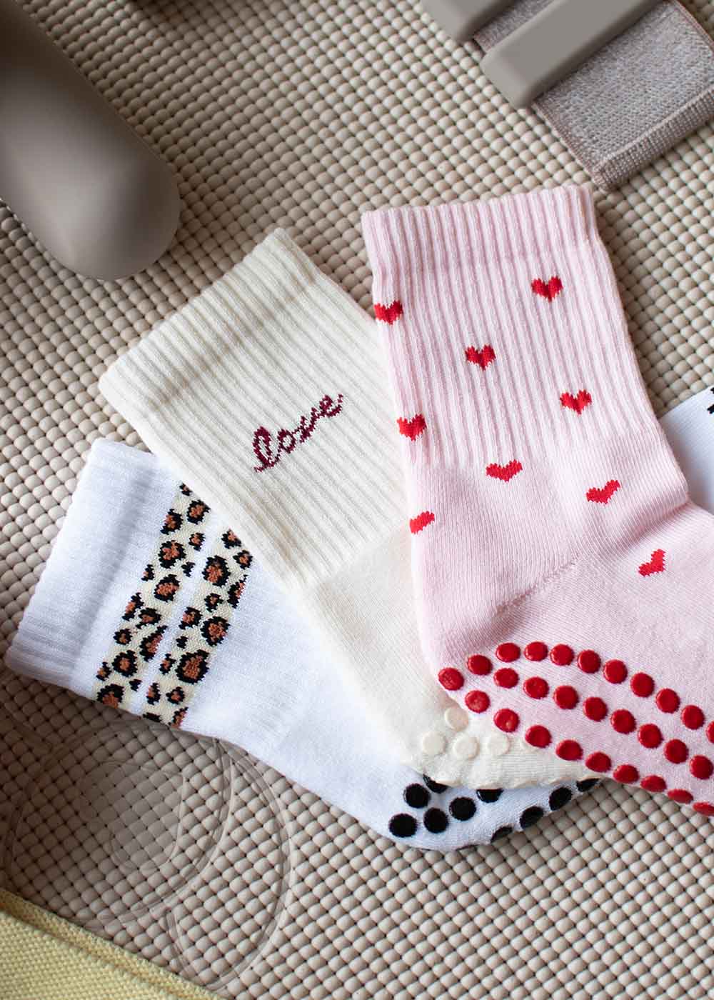 J.Clay Pilates Mix Pack: drei Paar gemusterte Griffsocken - Liebe, Herzen und Leopard.