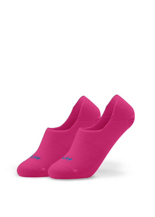 Ein Paar leuchtend rosafarbene J.Clay unsichtbare Füßlinge mit tiefem Ausschnitt und kleinem blauen Schriftzug in der Nähe der Spitze, die als rutschfeste Socken gefertigt wurden und auf weißem Hintergrund zu sehen sind.
