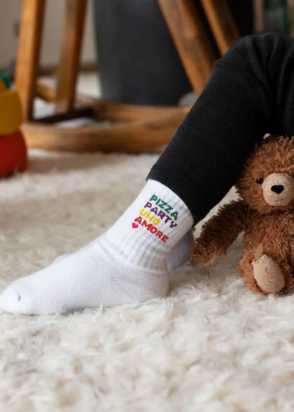 Kinder in „Pizza Party  Amore“-Socken – das „Mini Me“-Set für dich und dein Kind, perfekt für den Partnerlook.