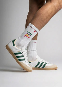 Person, die J.Clay Pizza Party  Amore Socken trägt und auf Zehenspitzen steht.