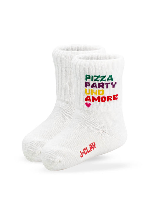 Ein Paar weiße, gerippte J.Clay-Socken mit buntem "PIZZA PARTY UND AMORE"-Schriftzug an der Seite und "JCLAY" in Rot an der Spitze. - Produkte