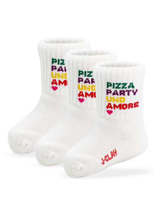 Drei Paar weiße J.Clay-Babysocken mit dem bunten Schriftzug PIZZA PARTY UND AMORE an den Bündchen und dem roten J.Clay-Branding an den Zehen, perfekt für Kinder von 0-4 Jahren, aufrecht in einer Reihe angeordnet.