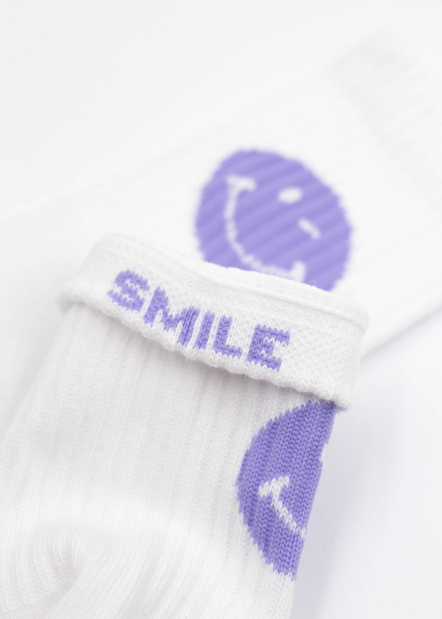 J.Clay Purple Smile - Kids: weiße Kindersocken mit lila Smileys und "SMILE" am Bund.