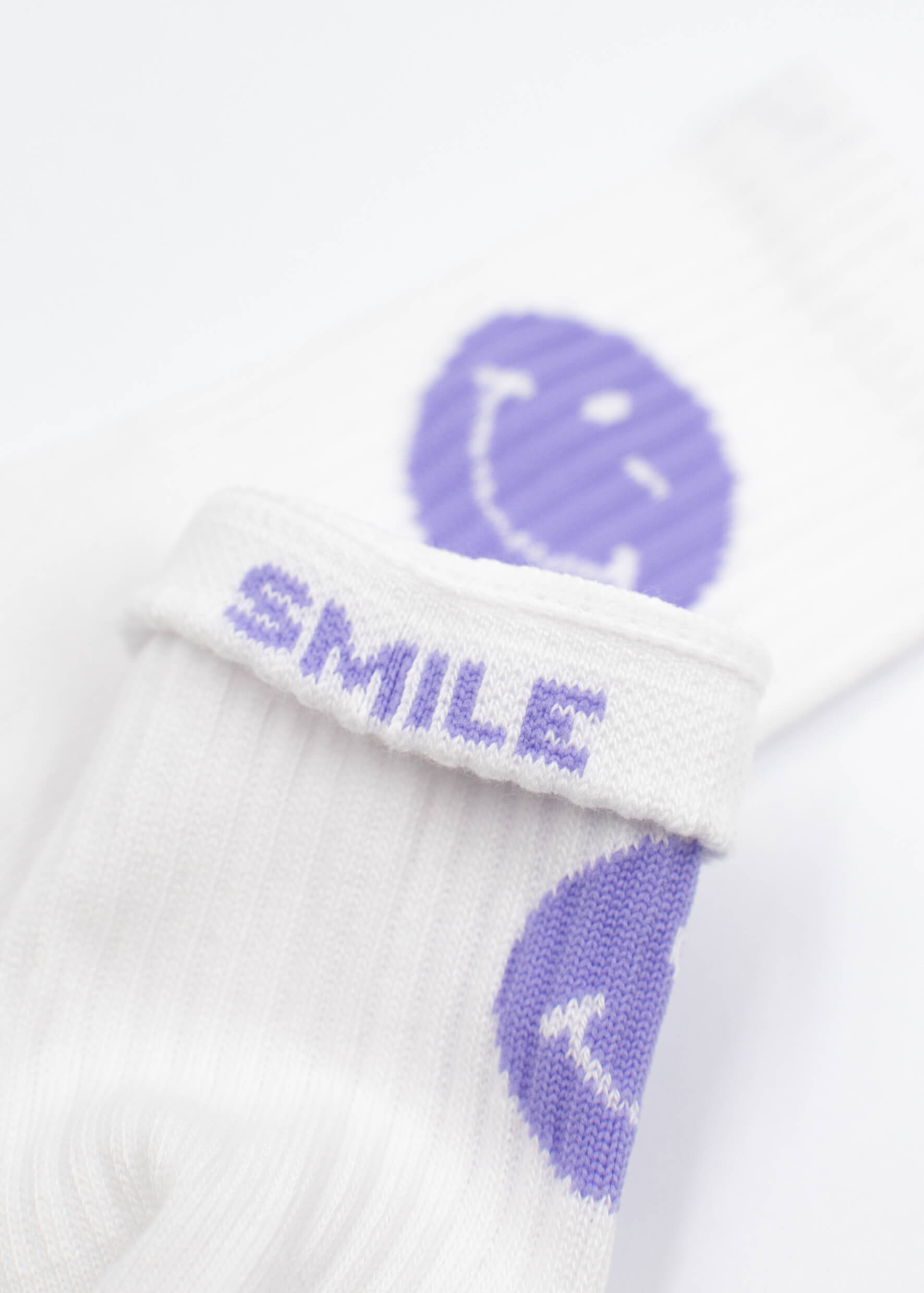 J.Clay Purple Smile - Kids: weiße Kindersocken mit lila Smileys und "SMILE" am Bund.