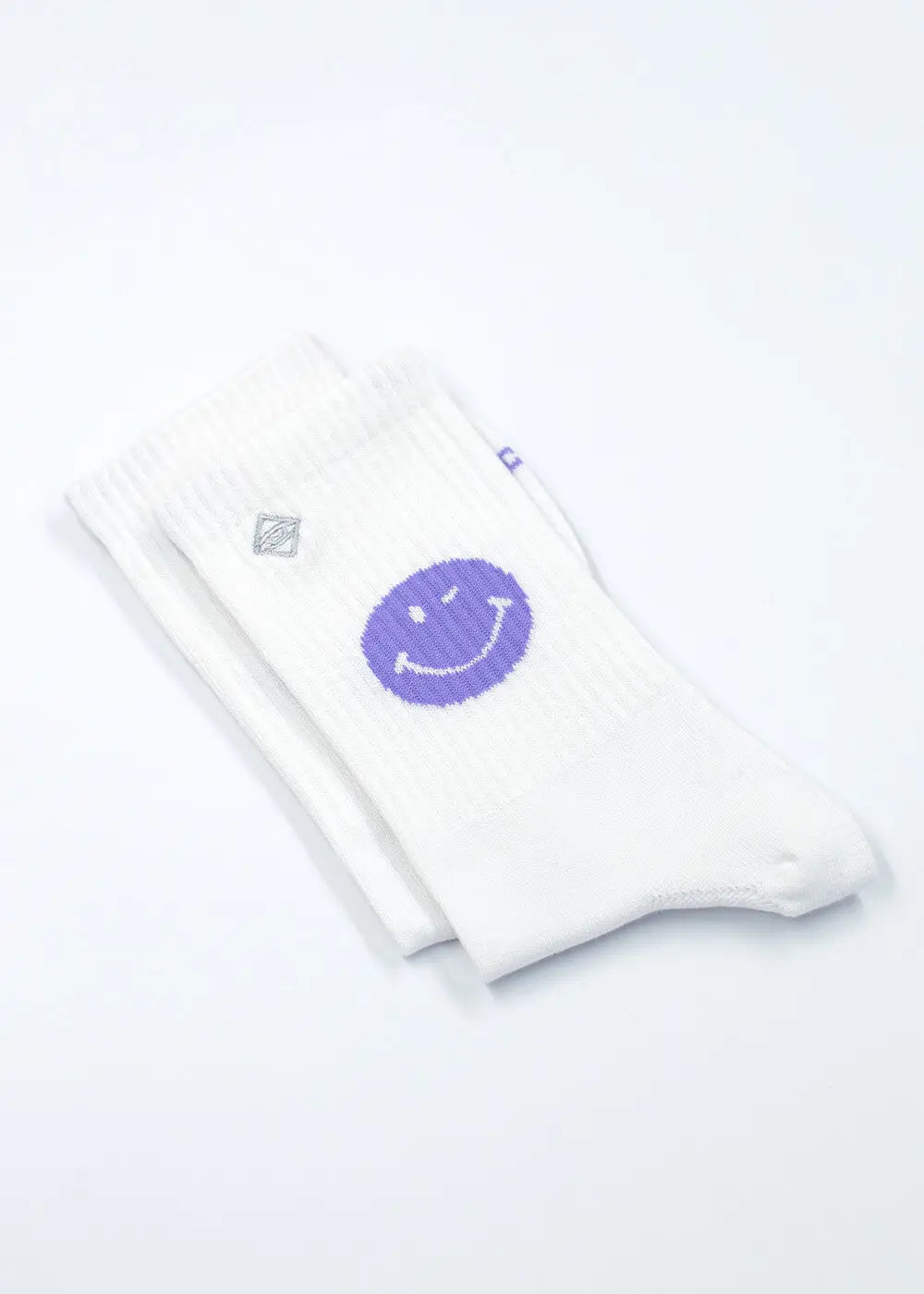 J.Clay Purple Smile Tennissocken mit einem violetten Lächeln, flach auf weißem Hintergrund gelegt.