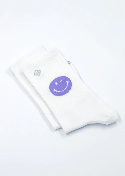 J.Clay Purple Smile Tennissocken mit einem violetten Lächeln, flach auf weißem Hintergrund gelegt.