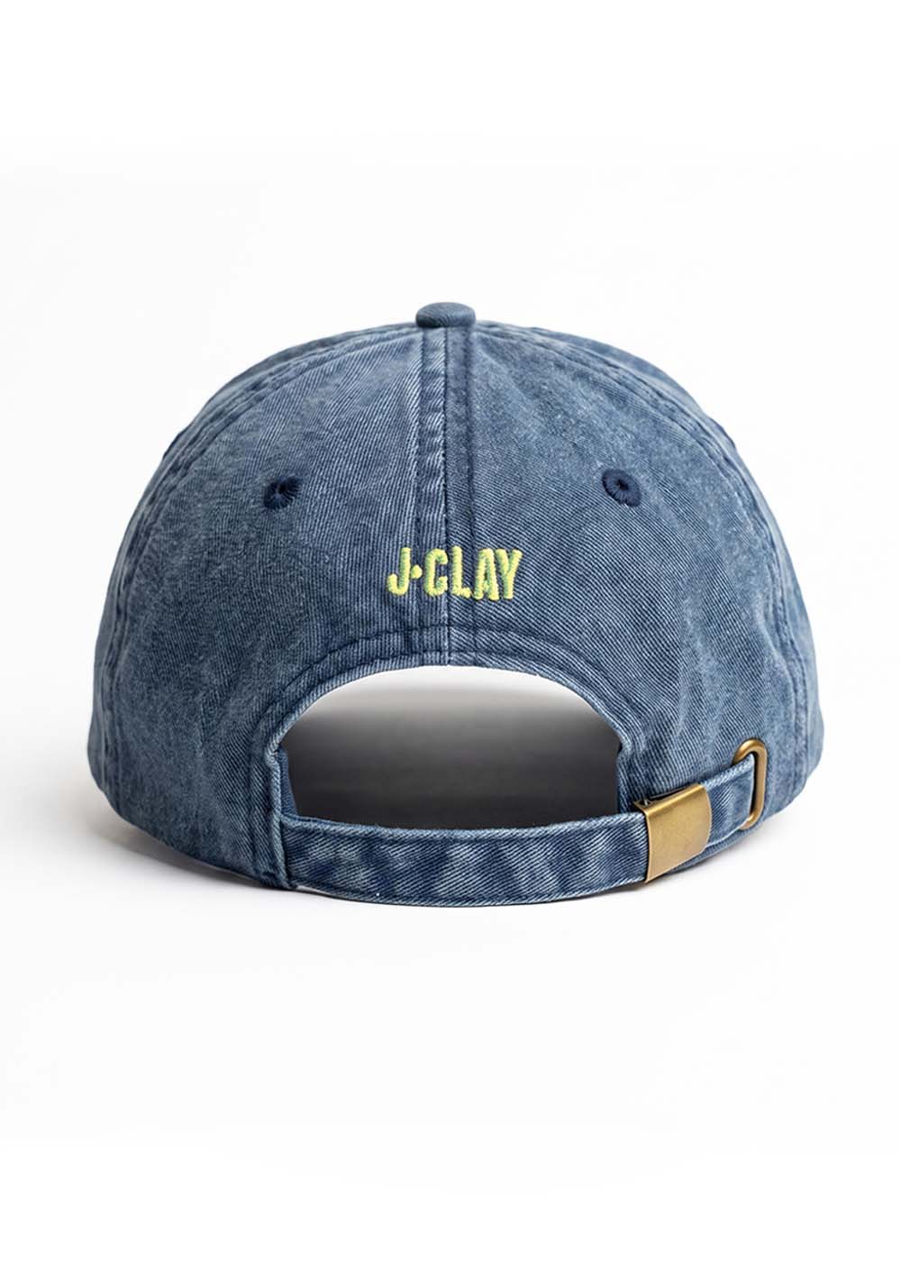 Rückansicht der „Raised in the 90s“-Kappe, blauer Denim mit gelbem „J.Clay“-Schriftzug über dem Riemen.