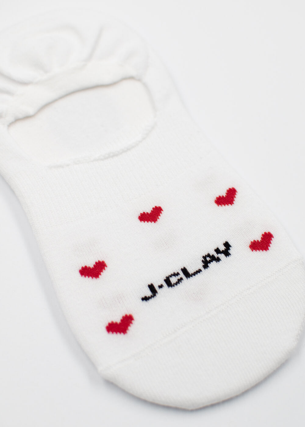 J.Clay Red Hearts Füßlinge: weiße No-Show-Socken mit roten Herzen und schwarzem J.Clay-Text.