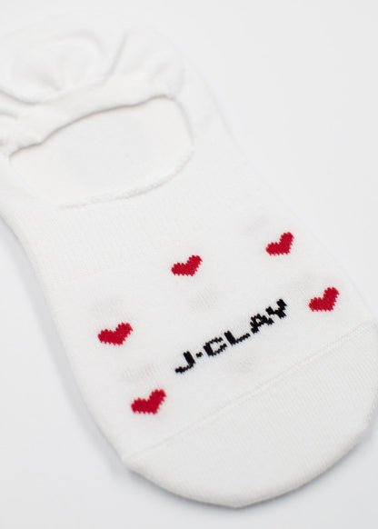 J.Clay Red Hearts Füßlinge: weiße No-Show-Socken mit roten Herzen und schwarzem J.Clay-Text.