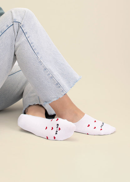 Person in hellen Jeans trägt J.Clay Red Hearts - Füßlinge und sitzt auf dem Boden.