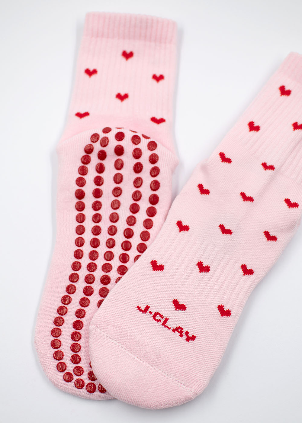 J.Clay Red Hearts Grip: Eco Grip Socken mit roten Herzen, ideal für Reformer Pilates.