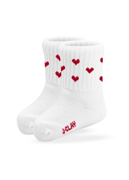 Red Hearts – Fam Pack von J.Clay: Weiße Socken mit roten Herzen und dem Schriftzug „J.Clay“ an der Spitze.