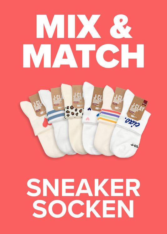 Sechs Paar J.Clay MIX  MATCH Sneaker-Socken mit Motiven auf rotem Hintergrund; der Schriftzug „Mix  Match“ ist zu sehen.