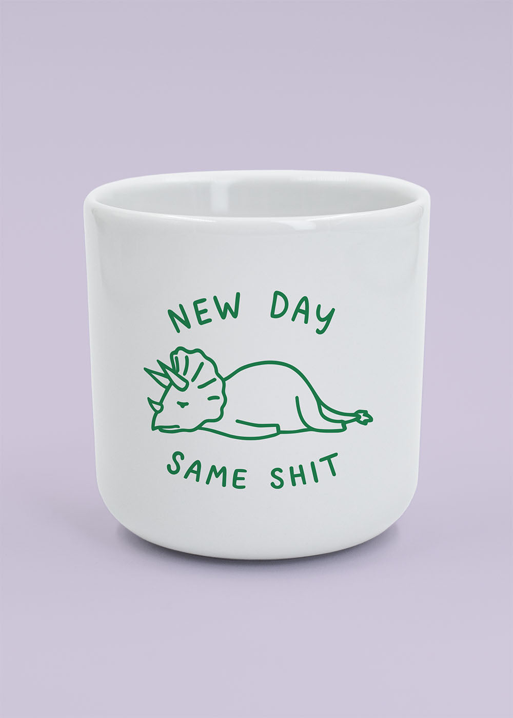 J.Clay New Day – Tasse mit Dino und dem Spruch „new day same shit“ auf helllila Hintergrund.